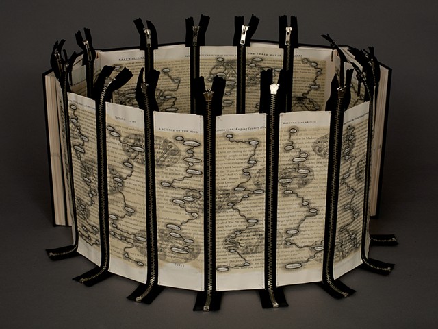Dessin, gouache, fermetures à glissière, coupe, livre, ouvrage de livre, altération, alter, livre modifié, ouvrage modifié, ouvrage de livre, texte modifié, cartographie, unique, unique, papier découpé, facebook, art politique, sculpture sur papier, dissection,
