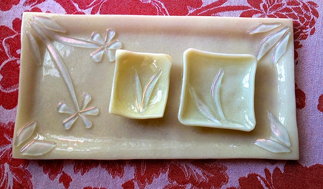Vanilla Cream Platter and Serving Dishes
Details:
The tray measures about 11 1/2" x 6" and the small dish measures about 3" x 3"
and another small dish, about 2" x 2".