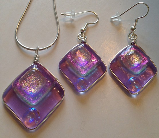 Lavender Diamond Delight set:
details:
earrings are about 1" long x 1" wide
necklace is 1.25" x 1.25" and comes on 18" silver snake chain.