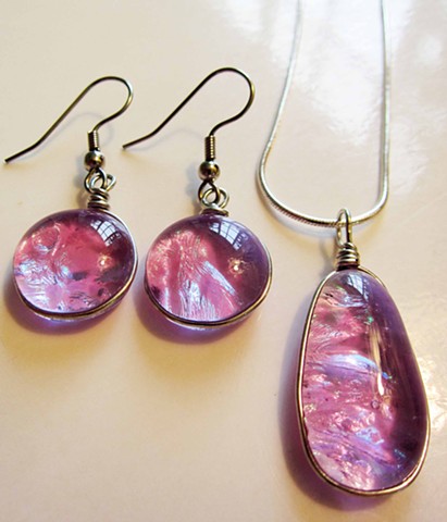Lavender drop set...
details:
lovely lavender drop is 1"x 1/2" and comes on 18" silver snake chain
earrings are 5/8" round
comes on hypoallergenic ear wires