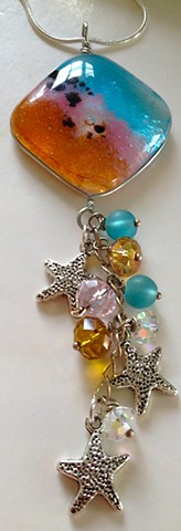 "Summer Vacation" necklace...
details:
hand-made glass wrapped in silver wire with glass, crystal and silver charms...