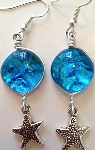 blue starfish earrings...
details:
dichroic glass, wrapped in silver with a dangly silvery starfish...