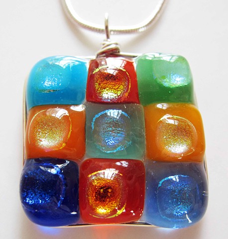 "Modern art for your neck..."
details:
fused glass and silver wire wrapped
1" square pendant
comes on 18" classic silver snake chain