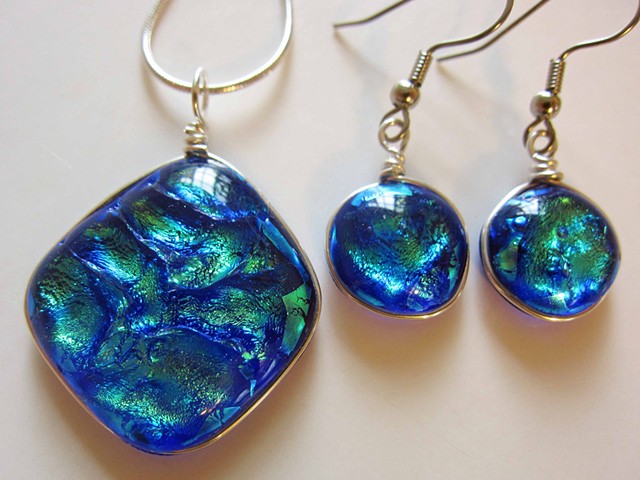"Deep Ocean Blue" Large Pillow necklace and earrings
details:
pendant is approx. 1.25" across and comes on 18" silver snake chain--$60;
earrings are approx. 1/2" across and come on hypoallergenic ear wires--$38
