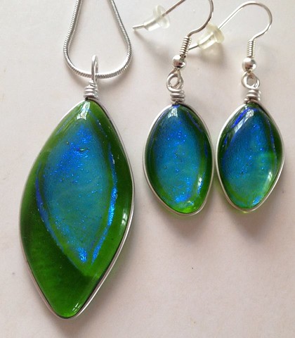 "Green Leaves" necklace & earrings set...
details:
pendant: top to bottom: 2" x 7/8"
earrings: 1" x 5/8"