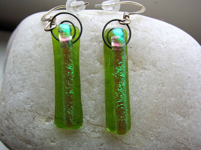 Lime Green Fizzies
details:
fused dichroic glass
1 1/8" long 1/4" wide
come on hypoallergenic ear wires