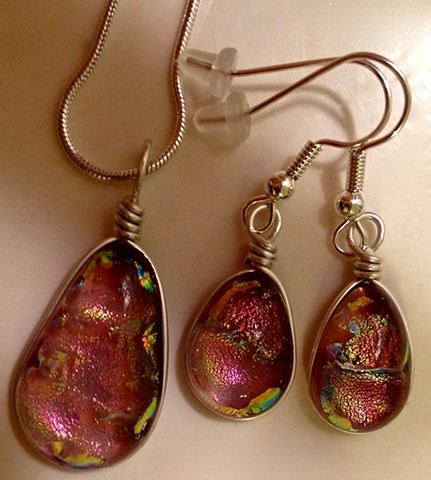 Small Plum Drop set...
details:
Necklace: 1" x .5", wrapped in silver-filled wire;
Earrings: 3/4" tall x 7/16" wide