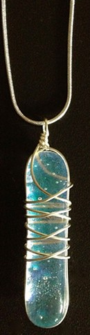Artifact #801
details:
glass with silver wire wrapped around it...comes on an 18" silver snake chain