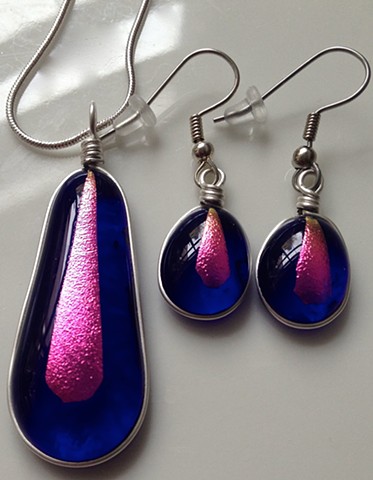 Royal Blue Sparkle Drop
pendant and earrings set
details:
pendant is 1.5" long x 1/2" wide;
comes on 18" classic silver snake chain
earrings are about 3/8" wide and 5/8" tall
wrapped in silver wire and come on hypoallergenic ear wires