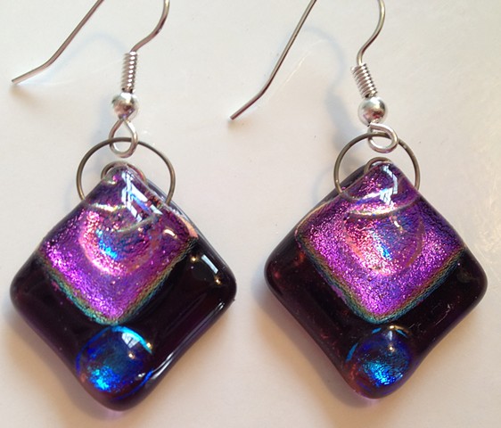 Purple Diamond Delights!
Details:
very purple glass with sparkly dichroic glass, with spiral wire tops, to hang from hypoallergenic ear wires;
about 1" x 1"".