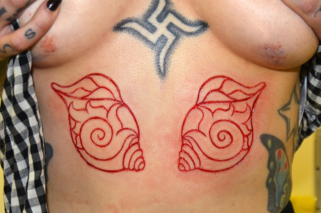 Tibetan conch shell cutting