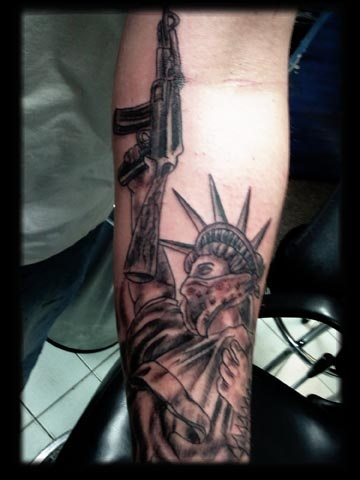 clockworktattoo statue of liberty with gun tattoo by tatupaul com