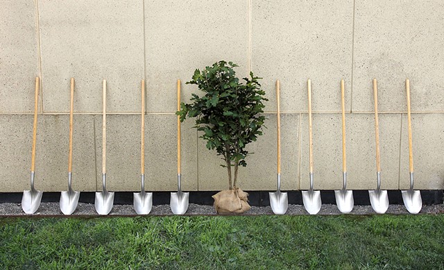 PALAS POR PISTOLAS
SHOVELS FOR GUNS
PEDRO REYES