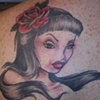 Tatouage femme fleurs dans les cheveux