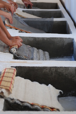 Project Flying Carpet Belalc�zar, workshop performance at llavaderos (ancient laundry room)
photography: Rosana Cam�ra