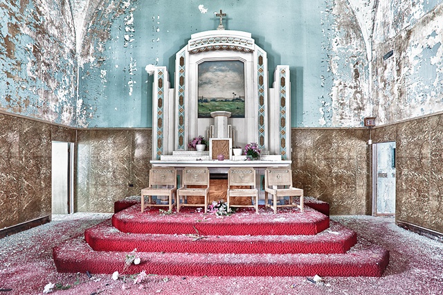 urban decay photography urbex beautiful deconstruction church chicago 