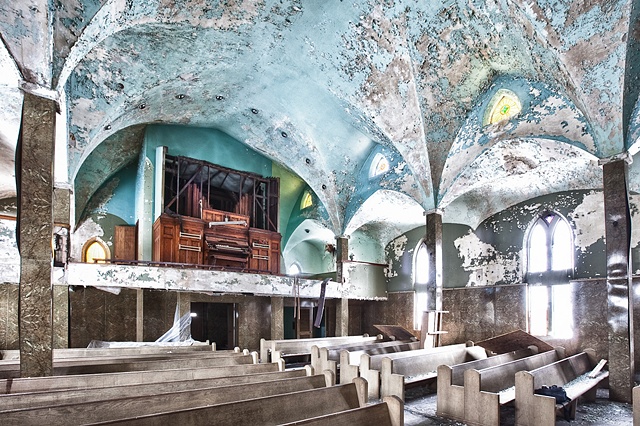 urban decay photography urbex beautiful deconstruction church chicago 